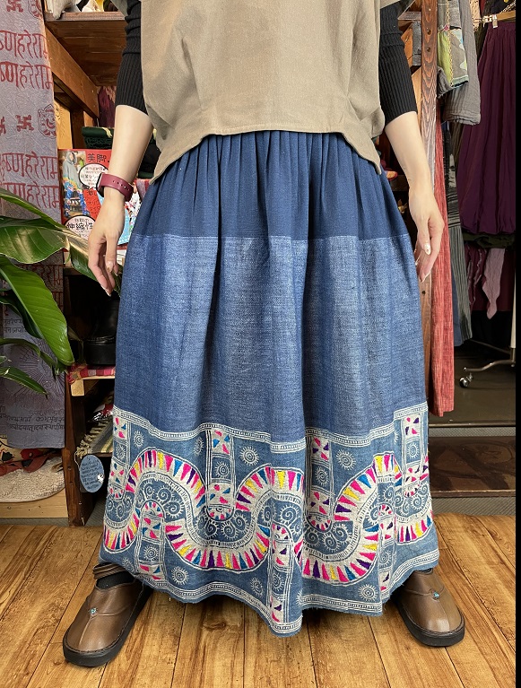 高品質 モン族 ラップスカート 藍染刺繍古布 形 プリーツスカート ②